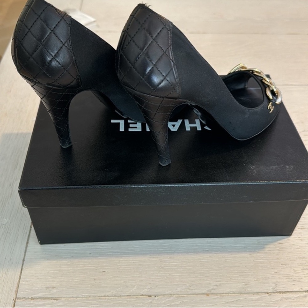 CHANEL Elegant Black Peep-Toe Heels with Gold Chain and CC Charm - Picture 4 of 14